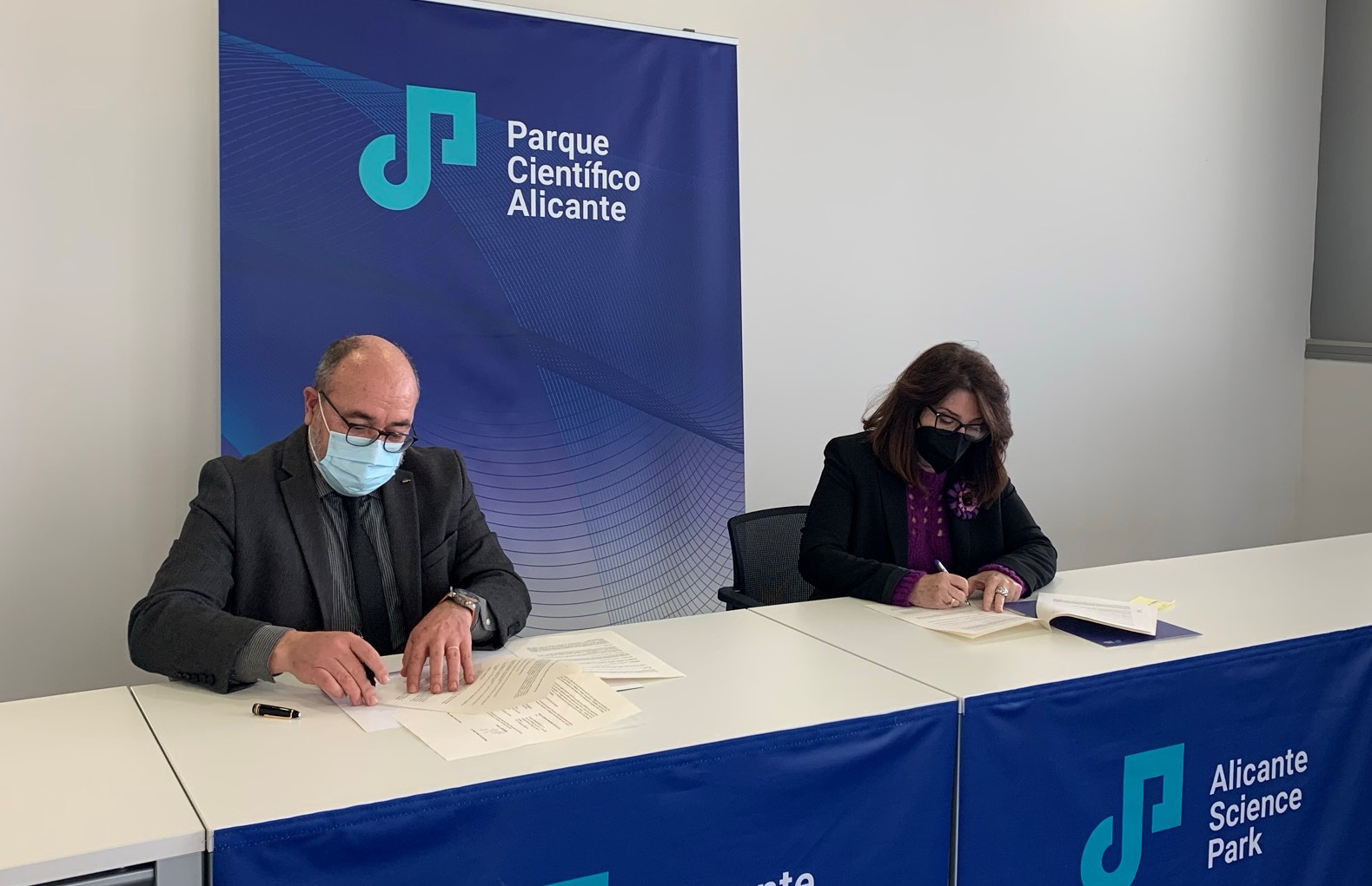 Amparo Navarro, dean of the University of Alicante (UA) and president of the Alicante Science Park Foundation (PCA) and Pablo Escribá, CEO of Laminar Pharmaceuticals, signing the contract.